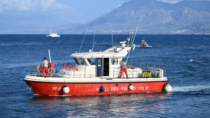 A rescue boat off the coast of Porticello, Sicily (Italy), on August 20, 2024. (ALBERTO PIZZOLI / AFP)