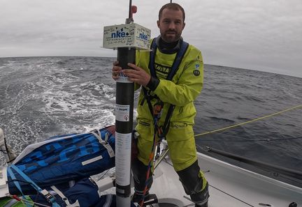 Le skipper Sam Goodchild, avant de larguer son flotteur Argo, pendant le Vendée Globe, le 28 novembre 2024. (SAM GOODCHILD / ALEA)