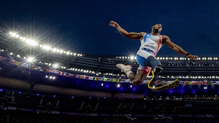 Dimitri Pavadé en lévitation. Le Français n'a pas décroché de médaille en finale du saut en longueur (catégorie T64), le 4 septembre au Stade de France avec sa quatrième place. Mais quelques jours plus tard, il a fait son coming-out sur les réseaux sociaux. "Le handicap n'est pas fait pour être caché ou en avoir honte. Il en est de même pour votre orientation sexuelle", a-t-il écrit. (GREGOIRE CAMPIONE / AFP)