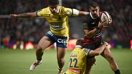 Thomas Ramos tente de passer en force face à la défense clermontoise, le 26 septembre au stade Ernest-Wallon.&nbsp; (LIONEL BONAVENTURE / AFP)