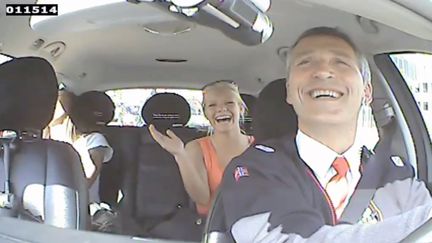 Capture d'&eacute;cran de la vid&eacute;o montrant le Premier ministre norv&eacute;gien, Jens Stoltenberg, conduisant un taxi, mise en ligne le 11 ao&ucirc;t 2013. (NORWEGIAN LABOUR PARTY / AFP)