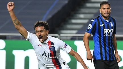 La joie du défenseur brésilien du PSG&nbsp;Marquinhos, initiateur de la remontada le 12 août face à l'Atalante Bergame en quart de finale de la Ligue des champions à Lisbonne (Portugal). (DAVID RAMOS / POOL)