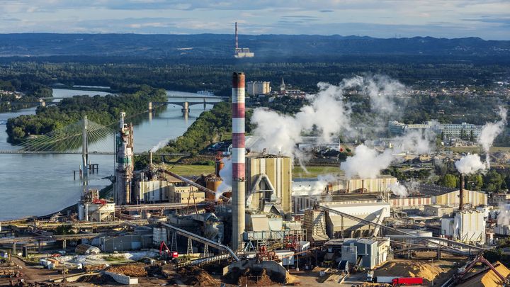 Photo aérienne de l’usine de Fibre Excellence, site classé Seveso, à Tarascon dans les Bouches-du-Rhône, septembre 2021. (MOIRENC CAMILLE / HEMIS.FR / HEMIS.FR)