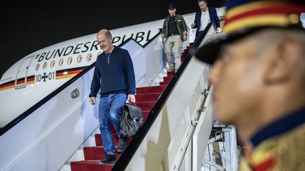 Le chancelier allemand, Olaf Sholz, le 17 octobre 2023, à sa descente d'avion au Caire (Egypte). (MICHAEL KAPPELER / AFP)