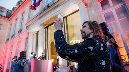 Le DJ français Pedro Winter immortalise&nbsp;cette&nbsp;Fête de la Musique 2018 dans la cour de l'Elysée. (CHRISTOPHE PETIT TESSON / AFP)