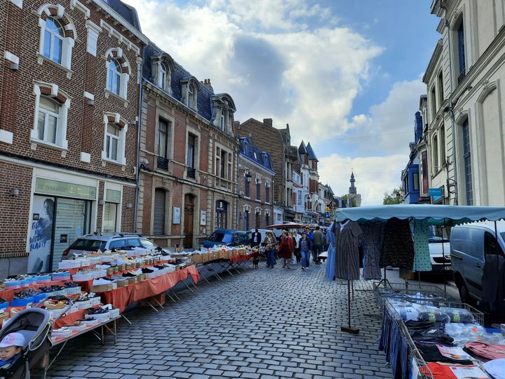 Au lendemain de la réélection d'Emmanuel Macron, le 25 avril 2022, la réforme des retraites et le pouvoir d’achat&nbsp;sont les plus souvent&nbsp;abordés sur le marché de Béthune, dans le Pas-de-Calais. (NOÉMIE BONNIN / RADIOFRANCE)