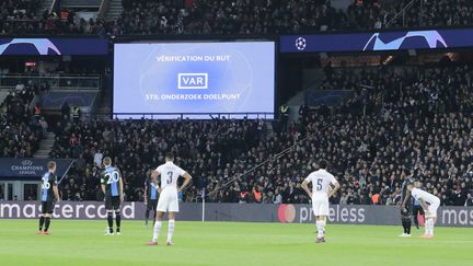 Utilisation de l'arbitrage vidéo, après un but inscrit par&nbsp;Mauro Icardi&nbsp;lors du match de Ligue des champions, opposant le&nbsp;PSG à Bruges, le 6 novembre 2019, au stade du Parc des Princes à Paris. (STEPHANE ALLAMAN / DPPI / AFP)