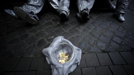 Des artistes de rue font la manche &agrave; Rome (Italie), en 2011. (FILIPPO MONTEFORTE / AFP)