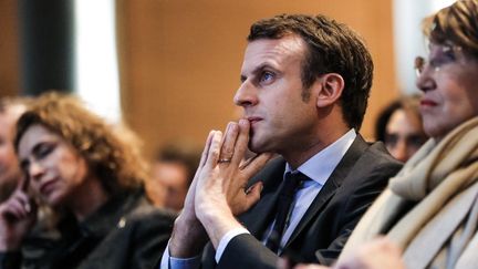 Emmanuel Macron et son entourage sont particulièrement critiques à l'égard de la campagne de Manuel Valls. (ANWAR AMRO / AFP)