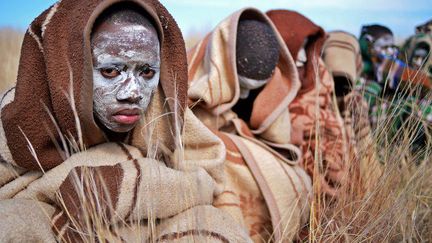 Jeunes Sud-Africains de la tribu Xhosa de Nelson Mandela, au cours d'un rite d'initiation à Qunu, le 30 juin 2013. (Photo AFP/Carl De Souza)