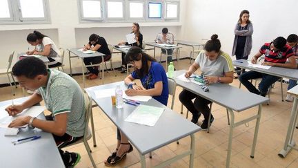 Des étudiants tunisiens lors des épreuves du baccalauréat. (FETHI BELAID / AFP)