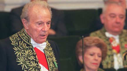 Le biologiste François Jacob lit son discours d'intronisation à l'Académie française en 1997, après avoir été élu en  décembre 1996
 (THOMAS COEX / AFP)