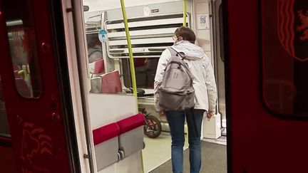 Pour économiser sur la facture de carburant,&nbsp;certains essayent de trouver des alternatives, comme prendre le train pour se rendre au travail. (CAPTURE ECRAN FRANCE 2)