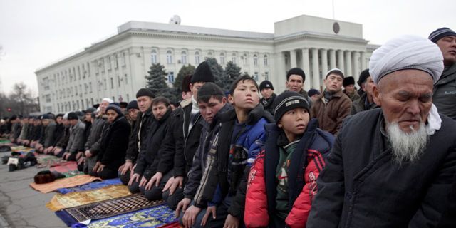 Près de 50.000 croyants rassemblés à Bichkek, la capitale kirghize, pour la prière du vendredi de Kurban Bairam, le 19 décembre 2007. (VERIF PHOTO !!!) (REUTERS/Vladimir Pirogov )