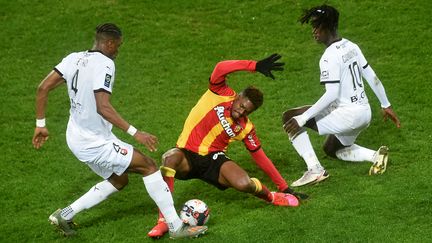 Les joueurs de Lens et de Rennes ont lutté (FRANCOIS LO PRESTI / AFP)