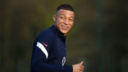 Kylian Mbappé lors de l'entraînement des Bleus à Clairefontaine, le 21 mars 2022. (FRANCK FIFE / AFP)