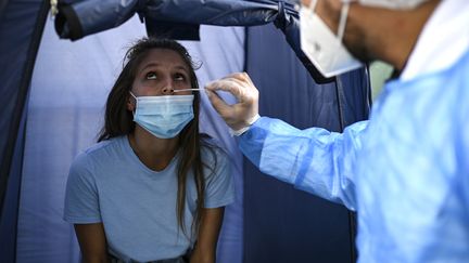 Tous les tests PCR positifs de France sont désormais analysés par un laboratoire en région parisienne pour détecter les différents variants. (CHRISTOPHE ARCHAMBAULT / AFP)