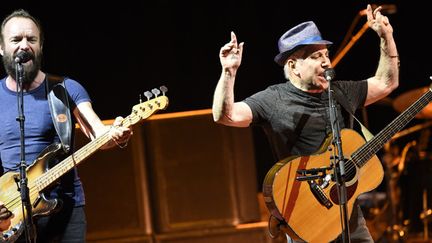 Sting et Paul Simon au Zénith de Paris le 3 avril 2015.
 (Loïc Venance / AFP)