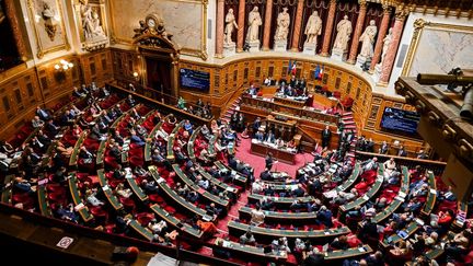 Alors que la mesure concernant le rachat de ses RTT fait grand bruit, une autre mesure se fait plus discrète&nbsp;: celle du déblocage anticipé de son épargne salariale. On fait le point. (ADRIEN FILLON / HANS LUCAS / AFP)