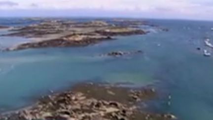 Aux îles Chausey, dans la Manche, une plainte a été déposée contre X pour pollution, une pollution d'origine humaine. Une enquête a été ouverte. (FRANCE 3)