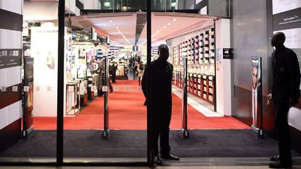 L'entrée d'un magasin de parfumerie 
 (LIONEL BONAVENTURE / AFP)