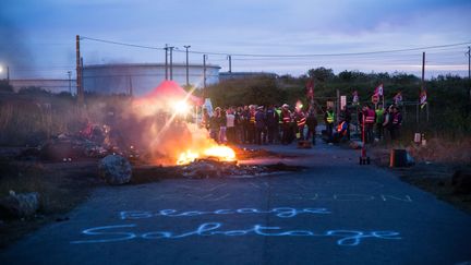 Des militants syndicaux bloquent l'accès à la raffinerie Total de Donges (Loire-Atlantique), le 24 mai 2016. (CITIZENSIDE/JÉRÉMIE LUSSEAU / CITIZENSIDE)