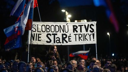 Une pancarte "Liberté pour la RTVS (la télévision publique slovaque), pas les vieux tours", lors d'une manifestation contre le plan de réorganisation de la chaîne, du gouvernement de Robert Fico, le 15 mars 2024. (JAKUB GAVLAK / MAXPPP)