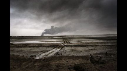 La ville de Bassora en flammes pendant l&#039;invasion américaine en Irak, 2003
 (Paolo Pellegrin / Magnum Photos)