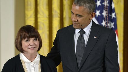 Linda Ronstadt a reçu sa Médaille nationale des Arts des mains du président américain Barack Obama.
 (KEVIN DIETSCH/NEWSCOM/SIPA)