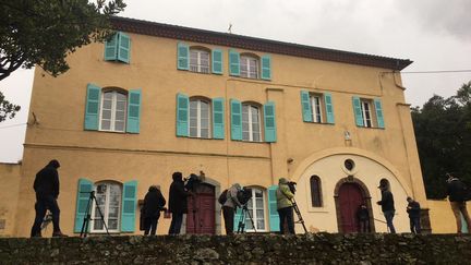 Les journalistes devant le monastère de&nbsp;Roquebrune-sur-Argens (Var), le 9 janvier 2018. (MAXPPP)