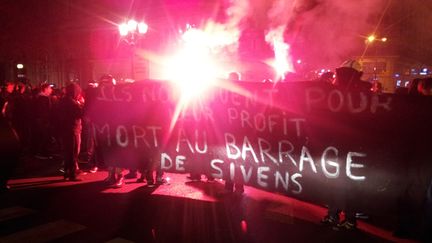 &nbsp; (Des manifestants défilent à Paris en hommage à Rémi Fraisse © RF-Jérôme Jadot)