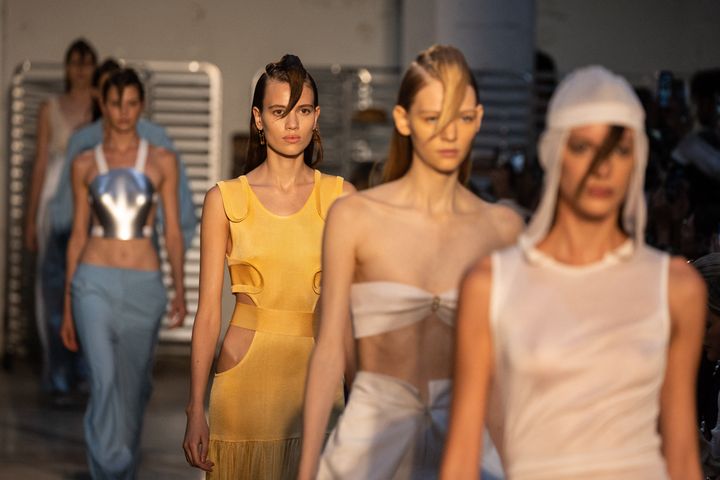 Défilé&nbsp;Bevza printemps-été 2023 à la New York Fashion Week le 13 septembre 2022.&nbsp; (YUKI IWAMURA / AFP)