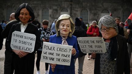 Des manifestants déguisésen membre du gouvernement britannique, le 2 octobre 2022 à Birmingham, en marge du congrès du parti conservateur britannique. (OLI SCARFF / AFP)