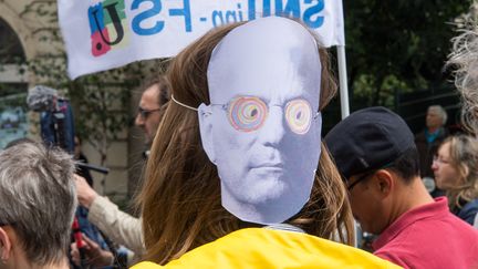 Une enseignante avec un masque carricaturant le ministre de l'Education, Jean-Michel Blanquer, lors d'une manifestation, le 13 juin 2019, à Paris.&nbsp; (RICCARDO MILANI / AFP)