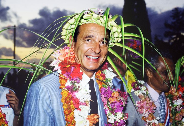 Jacques Chirac, coiff&eacute; d'un chapeau traditionnel, sourit le 29 ao&ucirc;t 1986 lors de son arriv&eacute;e &agrave; Noum&eacute;a (Nouvelle-Cal&eacute;donie). (REMI MOYEN / AFP)