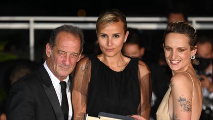 La réalisatrice Julia Ducournau (au centre) entourée des acteurs Vincent Lindon et Agathe Rousselle, au Festival de Cannes (Alpes-Maritimes), le 17 juillet 2021. (MUSTAFA YALCIN / ANADOLU AGENCY / AFP)