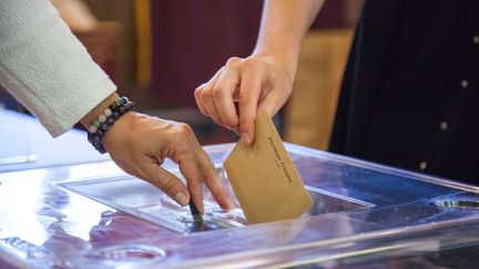 Un électeur vote à Paris, pour le premier tour des élections législatives, le 12 juin 2022. (MAEVA DESTOMBES / HANS LUCAS / AFP)