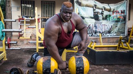 Cheick Ahmed Al-Hassan Sanou, dit Iron Biby, chez lui à Bobo-Dioulasso, deuxième ville du Burkina Faso, le 24 septembre 2018.&nbsp; (OLYMPIA DE MAISMONT / AFP)