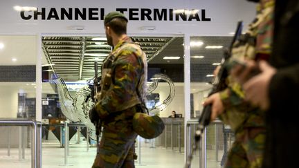 Des soldats patrouillent dans la gare de Bruxelles (Belgique), mercredi 18 novembre 2015.&nbsp; (DIRK WAEM / BELGA MAG / AFP)