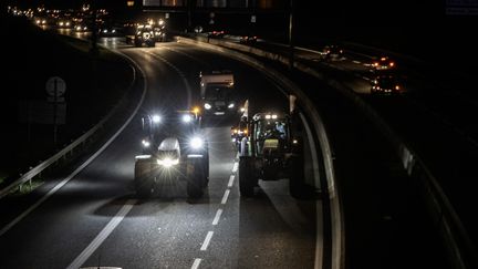 Des dizaines de tracteurs sur la N118 à Vélizy-Villacoublay, le 17 novembre 2024, dans les Yvelines. (SERGE TENANI / HANS LUCAS / AFP)