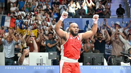 Le Français Djamili-Dini Aboudou Moindze, après sa victoire en quarts de finale du tournoi olympique (+92 kg), le 2 août à l'Arena Paris Nord de Villepinte. (MOHD RASFAN / AFP)