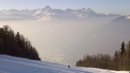 Chamonix (Haute-Savoie) lors d'un &eacute;pisode de pollution aux particules fines, le 2 mars 2013. (ENVIRONN' MONT BLANC)