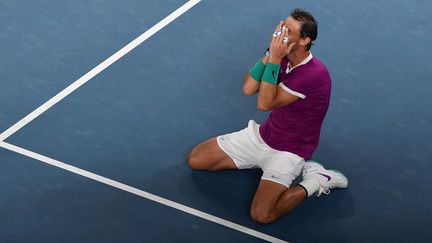 Rafael Nadal submergé par l'émotion après sa victoire à l'Open d'Australie, dimanche 30 janvier, son 21e titre en Grand Chelem.&nbsp; (PAUL CROCK / AFP)