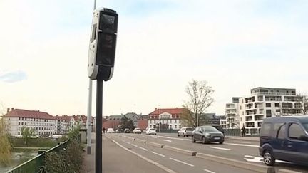 Plus performants et plus précis, de nouveaux radars capables de contrôler plusieurs voitures en même temps seront déployés sur les routes d’ici la fin de l'année. Certains sont déjà installés à Marseille (Bouches-du-Rhône) et à Strasbourg (Bas-Rhin). (FRANCE 3)