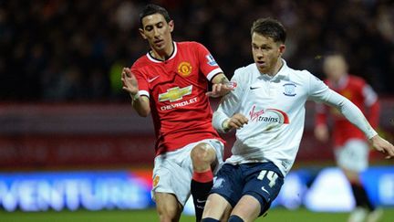 Angel Di Maria (Manchester United) à la lutte avec Joe Garner (Preston) (OLI SCARFF / AFP)