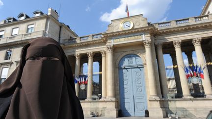 Une femme portant le niqab proteste &nbsp;symboliquement devant la loi contre le port du voile int&eacute;gral le 20 avril 2011 devant l'Assembl&eacute;e Nationale. (MEHDI FEDOUACH / AFP)