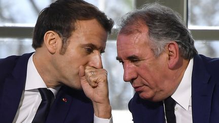 Le président Emmanuel Macron et le Haut-commissaire au Plan François Bayrou, également dirigeant du MoDem, à Pau (France) le 14 janvier 2020 (GEORGES GOBET / AFP)