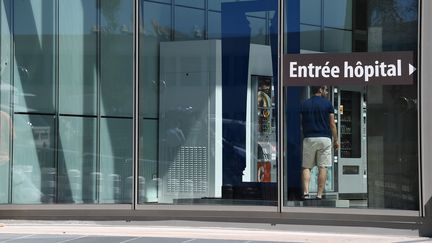 L'hôpital Pasteur de Nice (Alpes-Maritimes), le 16 juillet 2016, deux jours après l'attentat.&nbsp; (ANNE-CHRISTINE POUJOULAT / AFP)