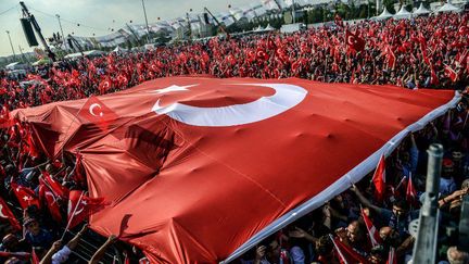 La nostalgie du pouvoir absolu persiste chez RecepTayyip Erdogan alors que la société turque a évolué et que les perspectives économiques ne sont plus aussi florissantes. A quelques exceptions près, le responsable politique fait usage de la même stratégie qu'avant les législatives de juin 2015: «lui ou le chaos». 

Photo : manifestation anti-terroriste en Turquie le 20 septembre 2015


	  (OZAN KOSE/AFP)