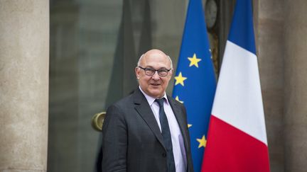 Le ministre des Finances, Michel Sapin, quitte l'Elys&eacute;e, &agrave; Paris, le 19 mars 2015. (YANN KORBI / CITIZENSIDE.COM / AFP)